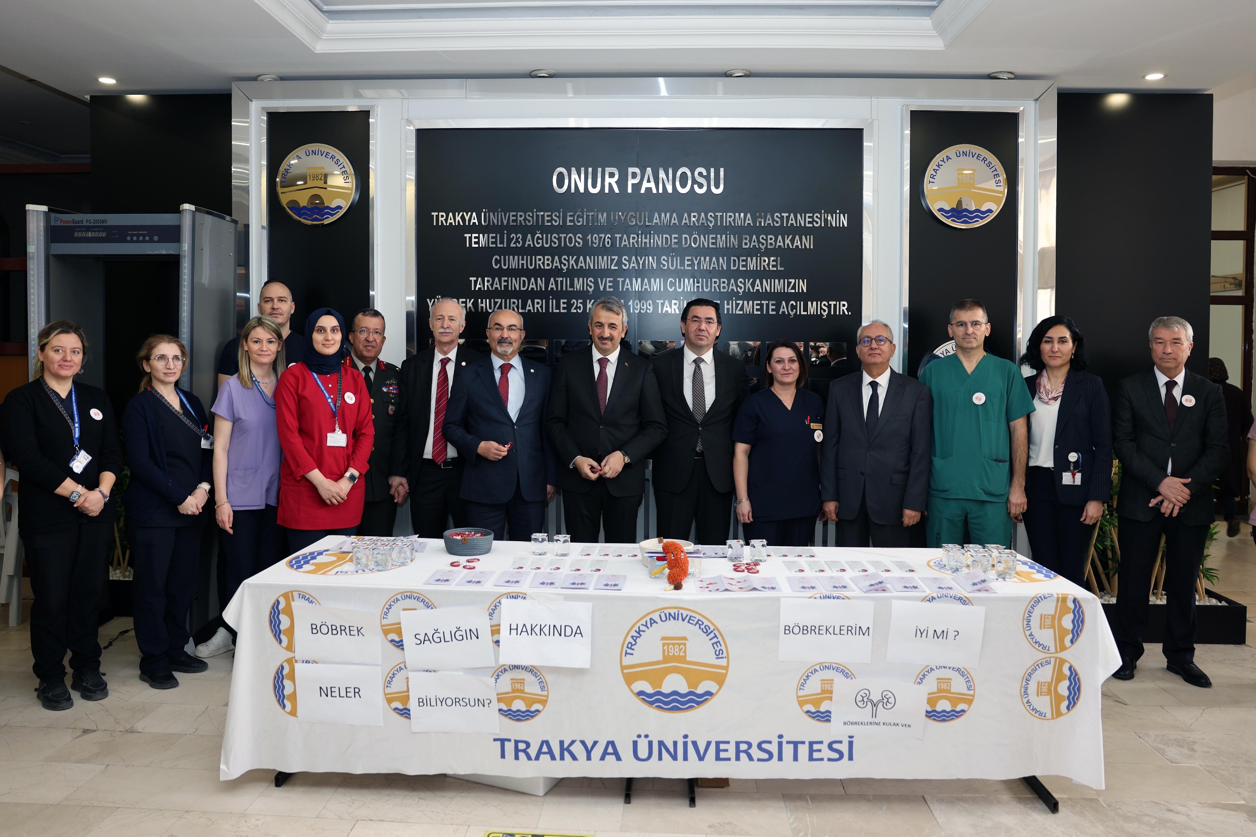 12 MART DÜNYA BÖBREK GÜNÜ ÜNİVERSİTEMİZ HASTANESİNDE BİR ETKİNLİKLE KUTLANDI