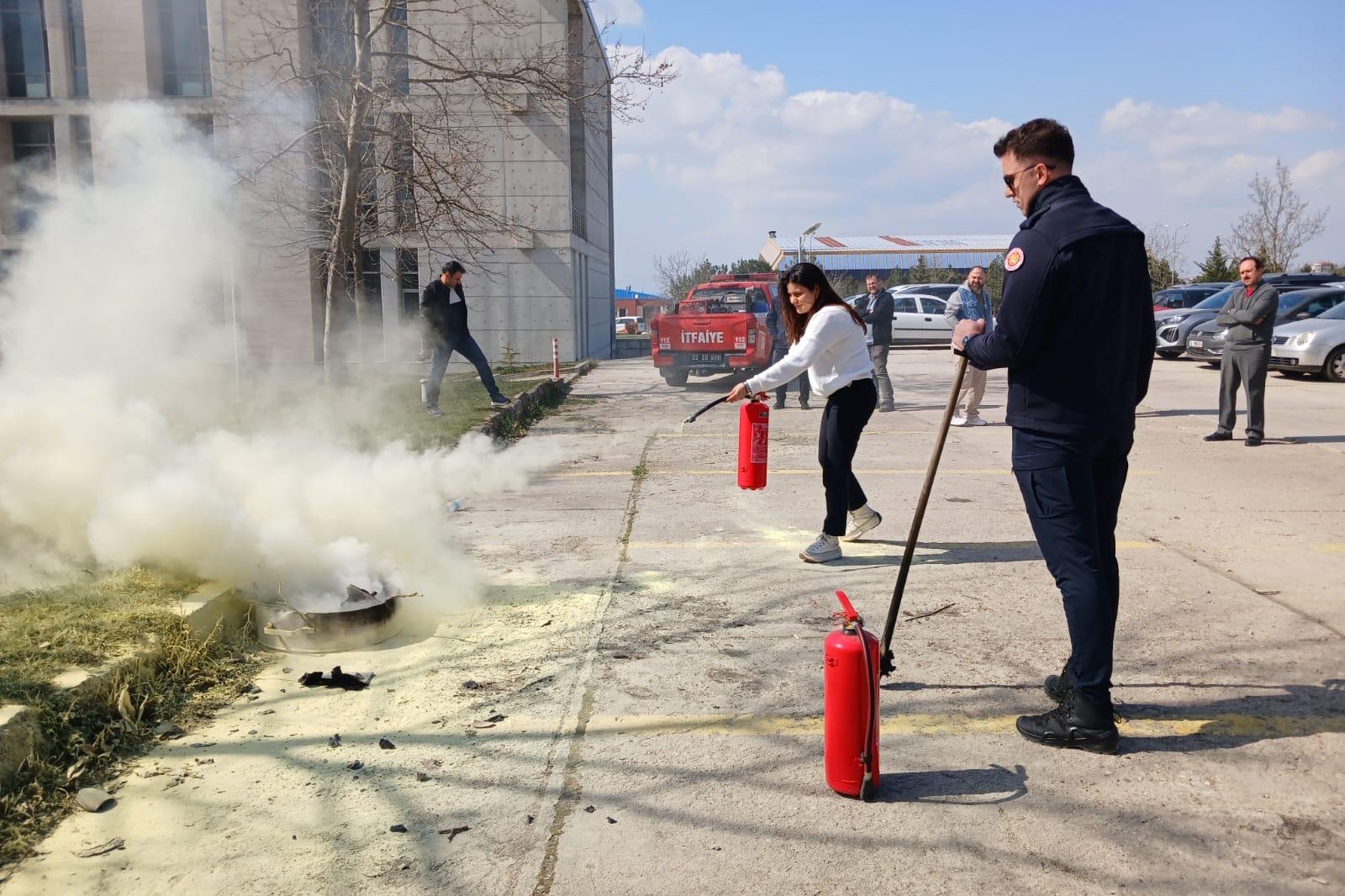 ÜNİVERSİTEMİZDE TÜM BİRİMLERİ KAPSAYAN YANGIN TATBİKATI