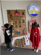 ZEYNEP-MUSTAFA TAŞ UYGULAMA ANAOKULU’NDA 18 MART ÇANAKKALE ZAFERİ TÖRENİ