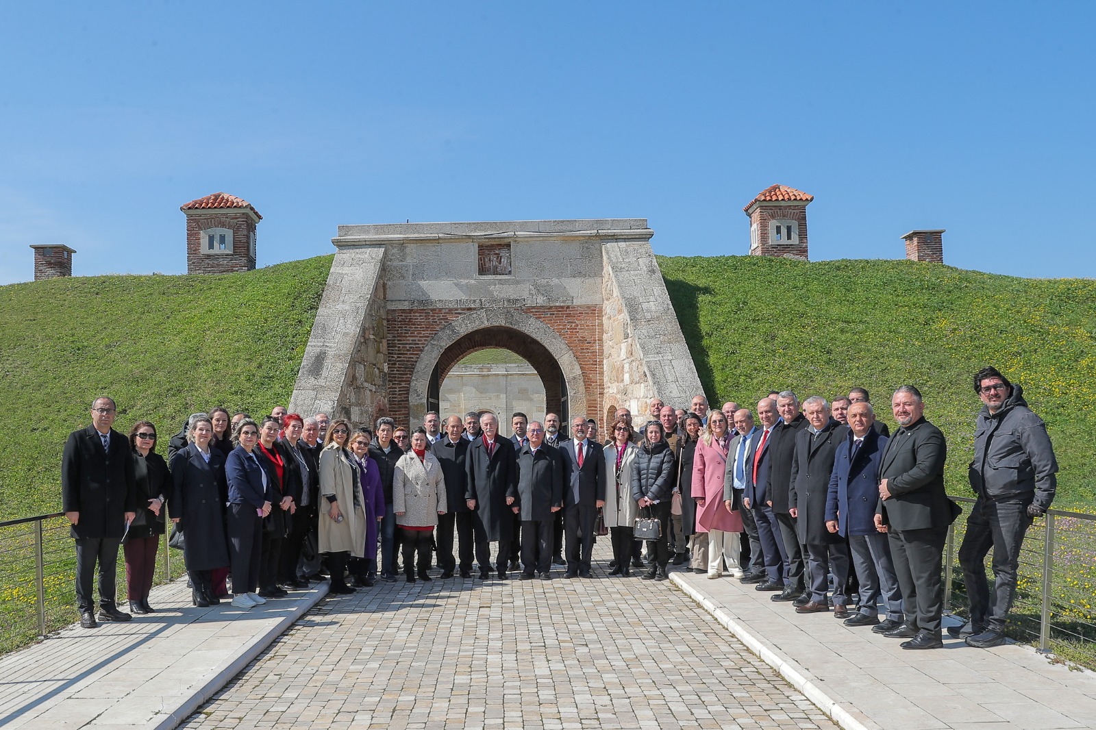 TRAKYA ÜNİVERSİTESİ SENATOSU, 26 MART BALKAN ŞEHİTLERİNİ ANMA GÜNÜ VESİLESİYLE HIDIRLIK TABYASI’NDA TOPLANDI