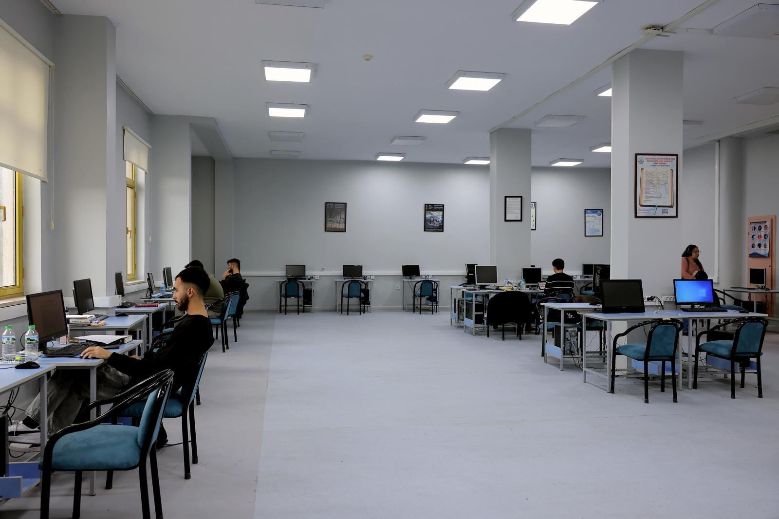 YENİLEME ÇALIŞMALARI TAMAMLANAN MERKEZ KÜTÜPHANEMİZ VİZE VE FİNAL DÖNEMLERİNDE 24 SAAT AÇIK OLACAK