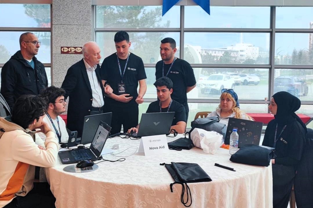 REKTÖR HATİPLER, ASTRO HACKATHON’DA GENÇLERLE BULUŞTU