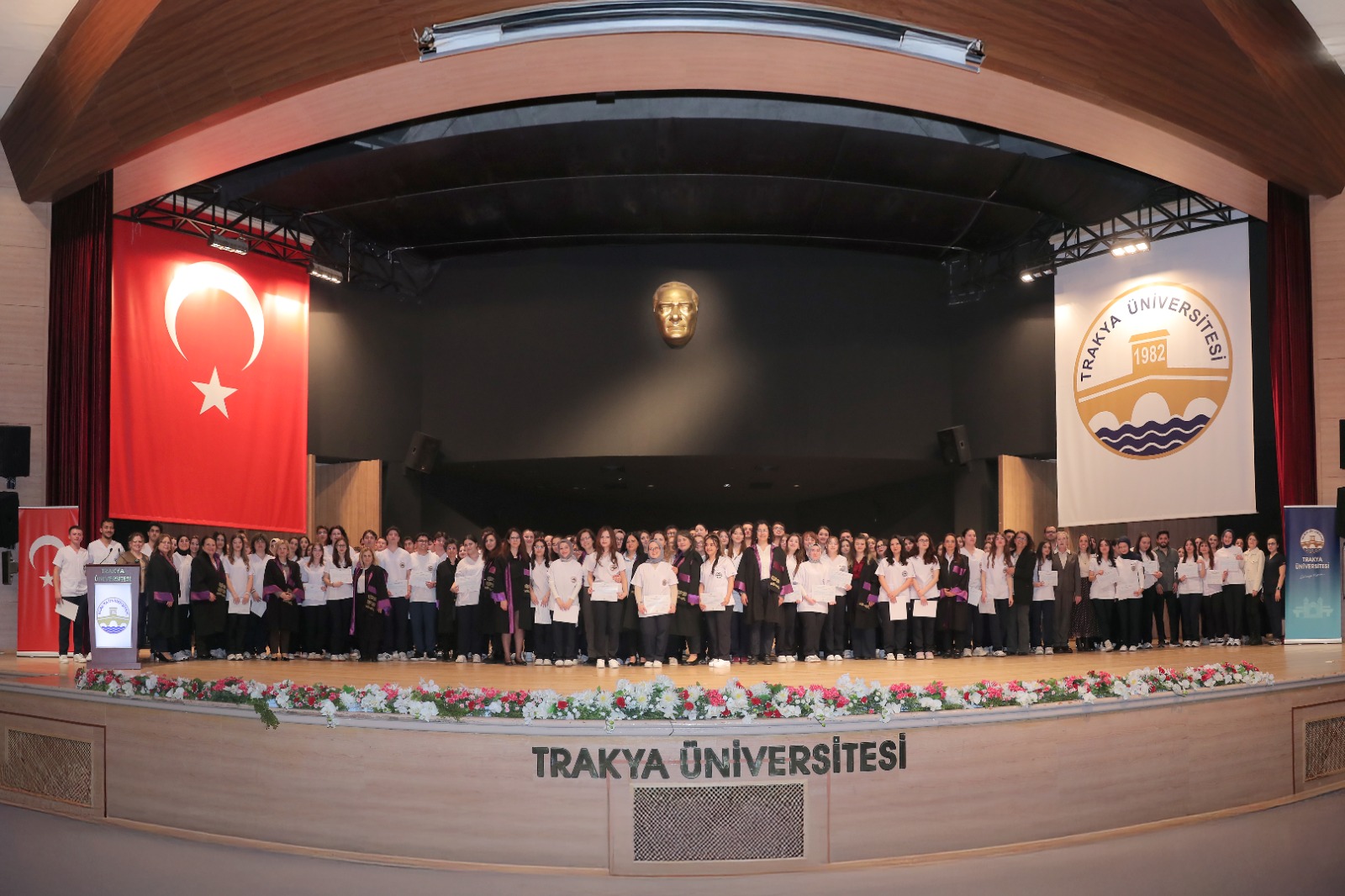 TRAKYA ÜNİVERSİTESİ SAĞLIK BİLİMLERİ FAKÜLTESİNDE BEYAZ ÖNLÜK VE FORMA GİYME HEYECANI