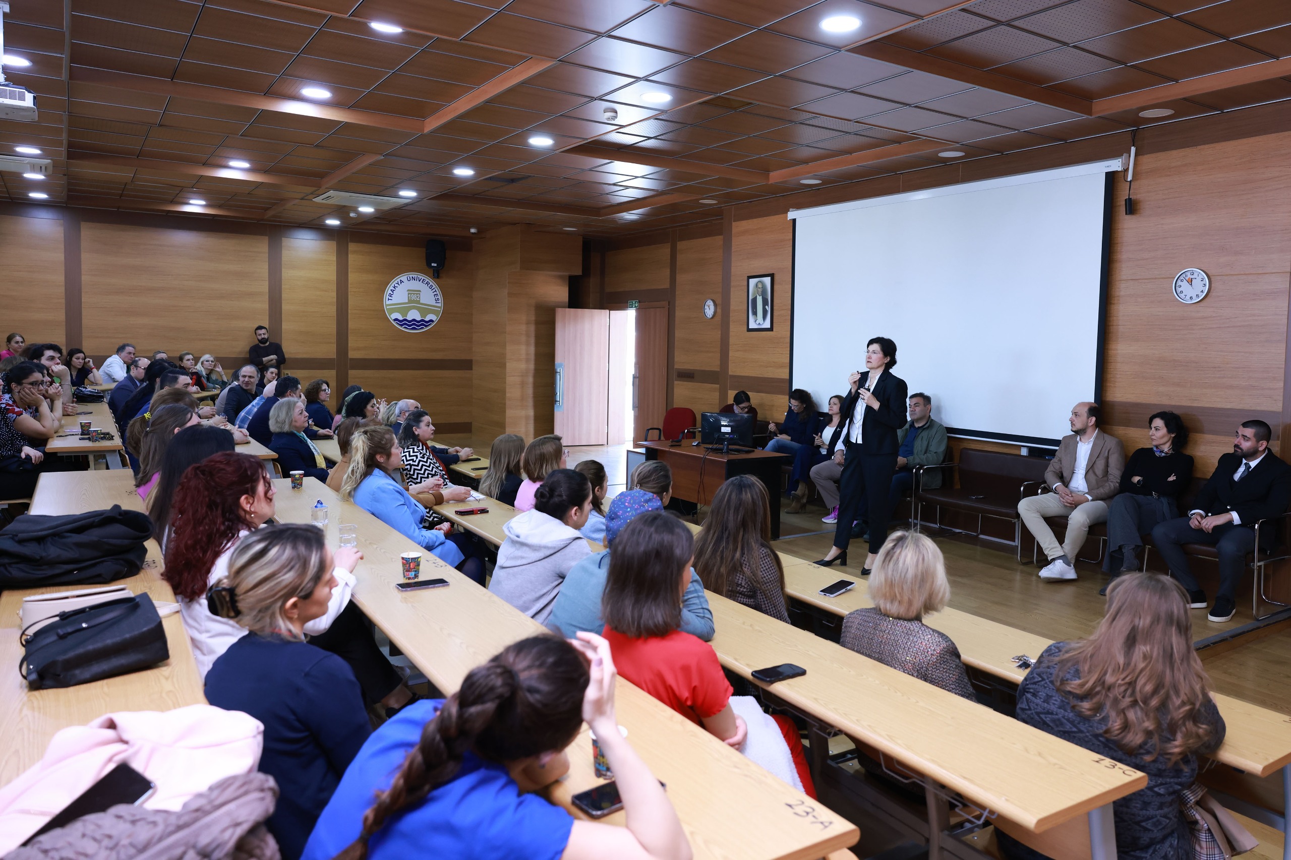 TRAKYA ÜNİVERSİTESİ’NDE “MEME KANSERİ FARKINDALIK” SÖYLEŞİSİ GERÇEKLEŞTİRİLDİ