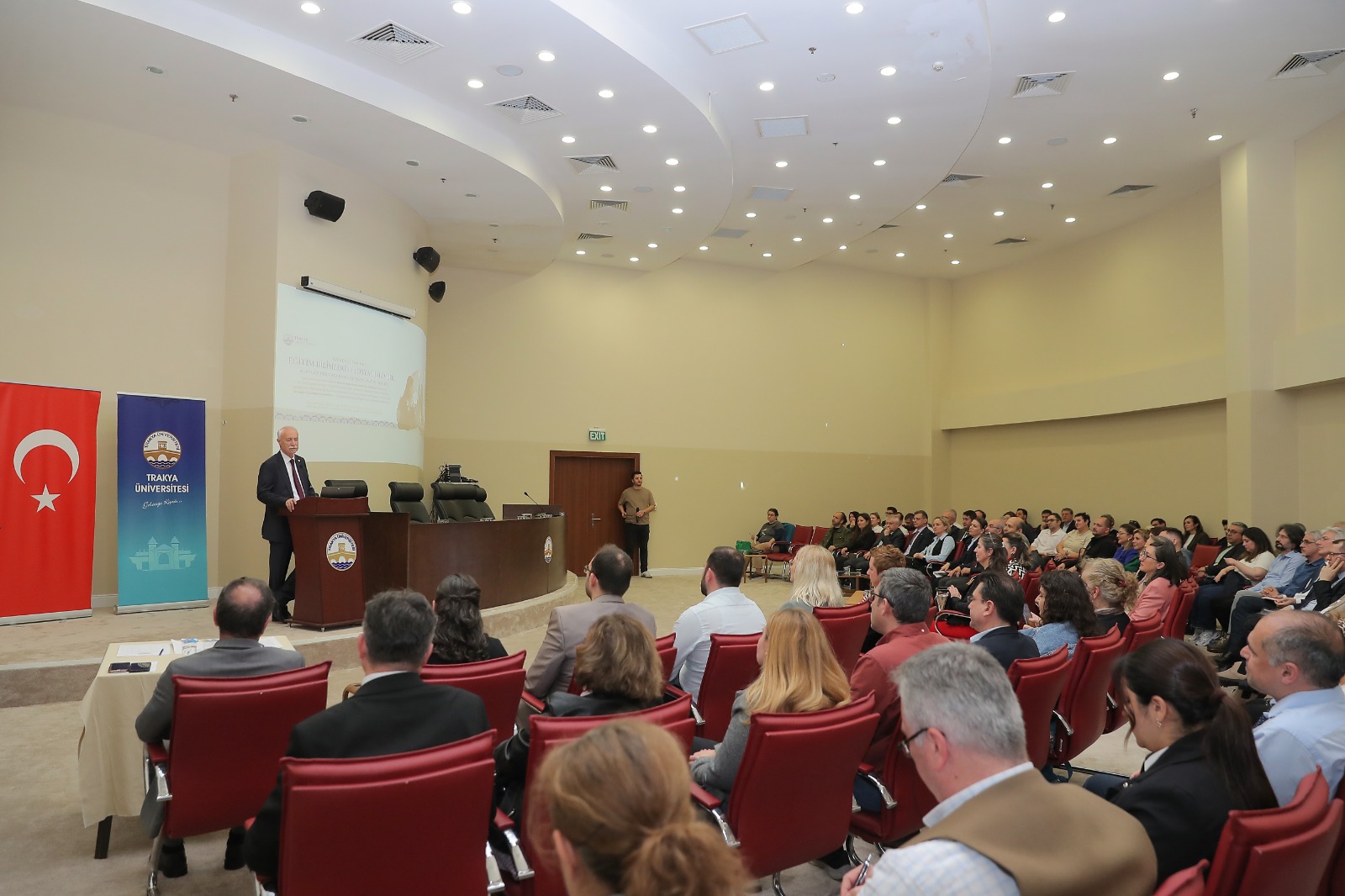 TRAKYA ÜNİVERSİTESİ’NDE “EĞİTİM BİLİMLERİ VE SOSYAL BİLİMLER ALANINDA PROGRAM DEĞERLENDİRME SÜREÇLERİ” ETKİNLİĞİ DÜZENLENDİ