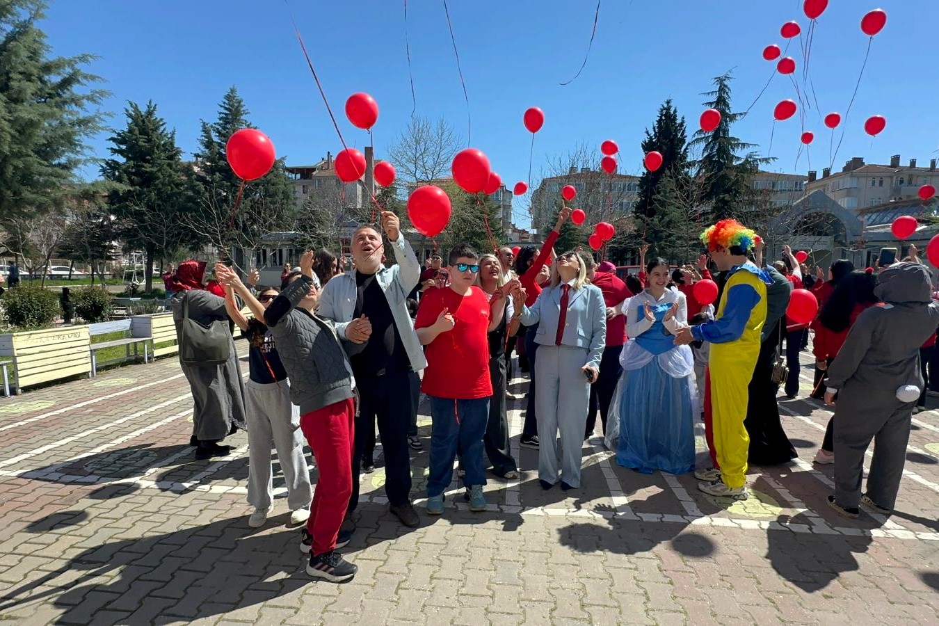 ARMAĞAN DÖNERTAŞ ENGELLİ ÇOCUKLAR EĞİTİM-REHABİLİTASYON UYGULAMA VE ARAŞTIRMA MERKEZİ’NDEN “100 BALON, TEK DİLEK” ETKİNLİĞİ