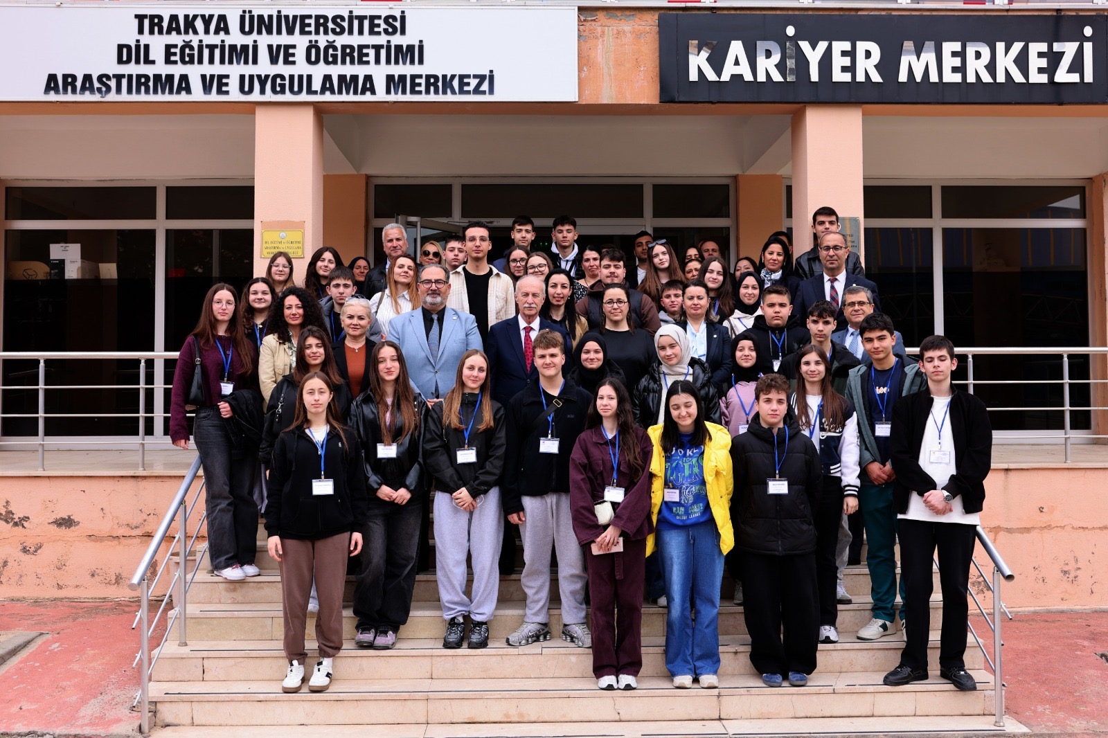 REKTÖR HATİPLER, BATI TRAKYA’DAN GELEN MUCİZE TİYATRO EKİBİ VE ULUSLARARARASI ÖĞRENCİLERLE BULUŞTU