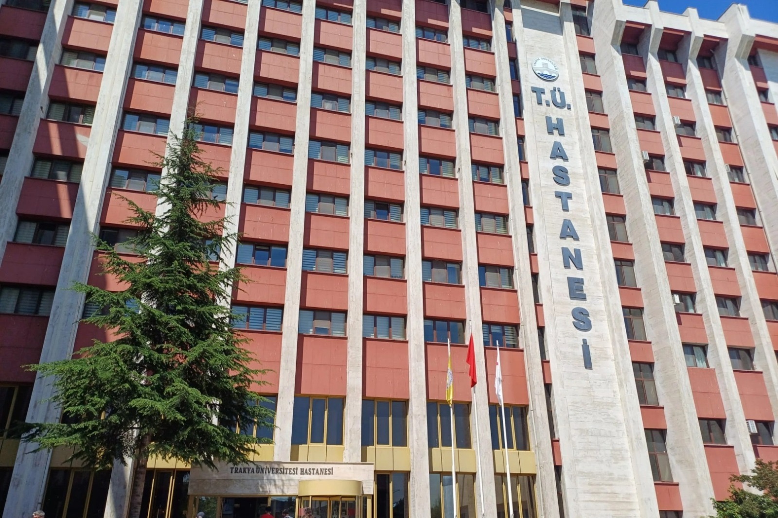 TRAKYA ÜNİVERSİTESİ TIP FAKÜLTESİ HASTANESİ POLİKLİNİK BLOKLARI GÜÇLENDİRİLİYOR