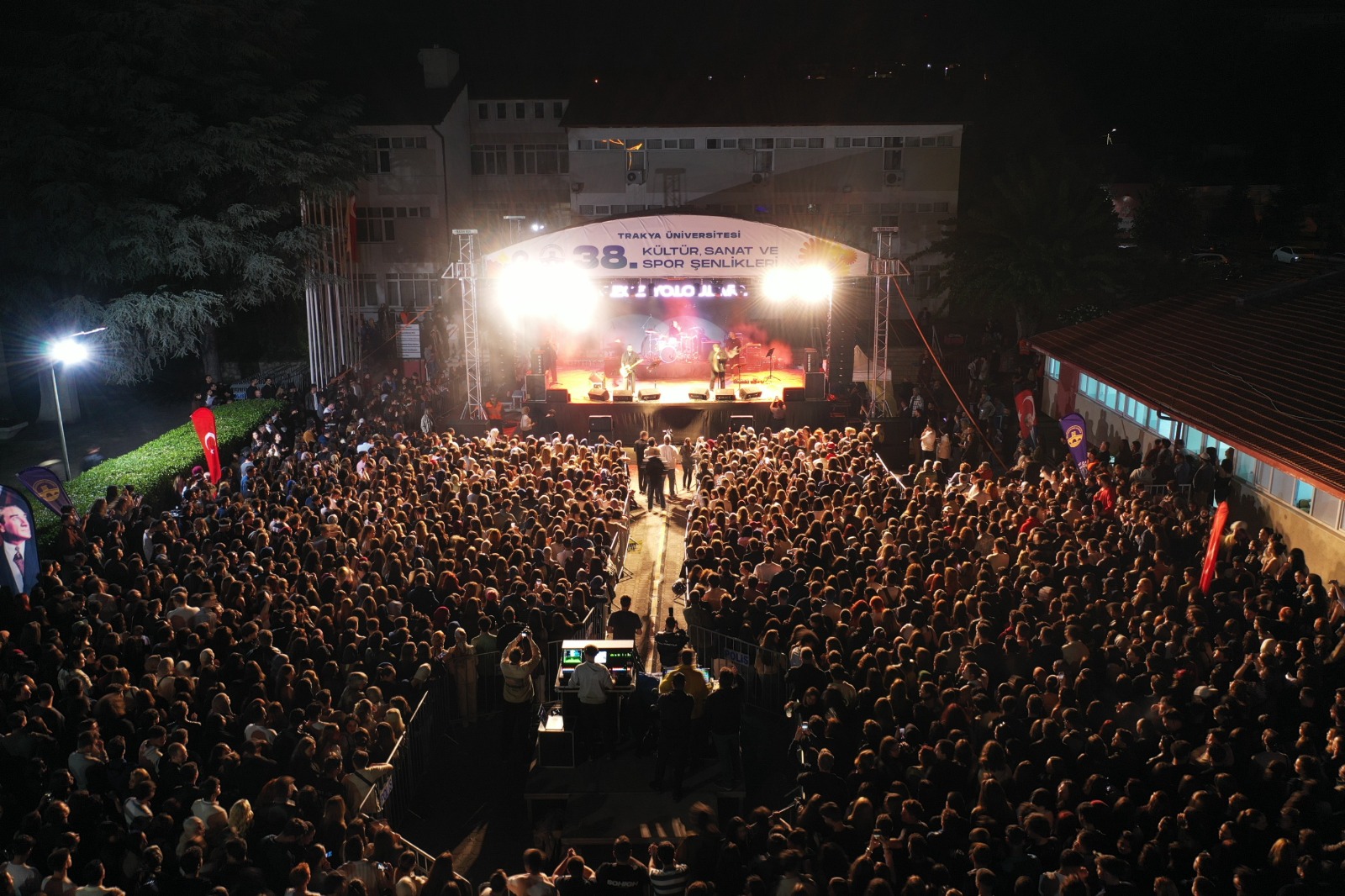TRAKYA ÜNİVERSİTESİ 38. KÜLTÜR, SANAT VE SPOR ŞENLİKLERİNDE KONSER COŞKUSU