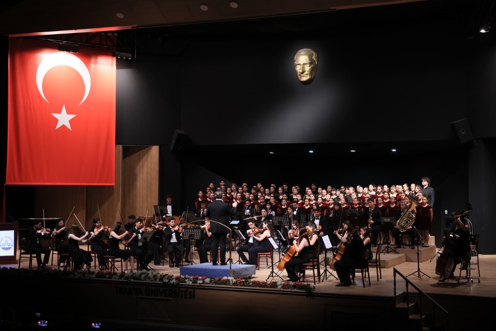TRAKYA ÜNİVERSİTESİ’NDE GENÇ SOLİSTLER KONSERİ SANATSEVERLERLE BULUŞTU
