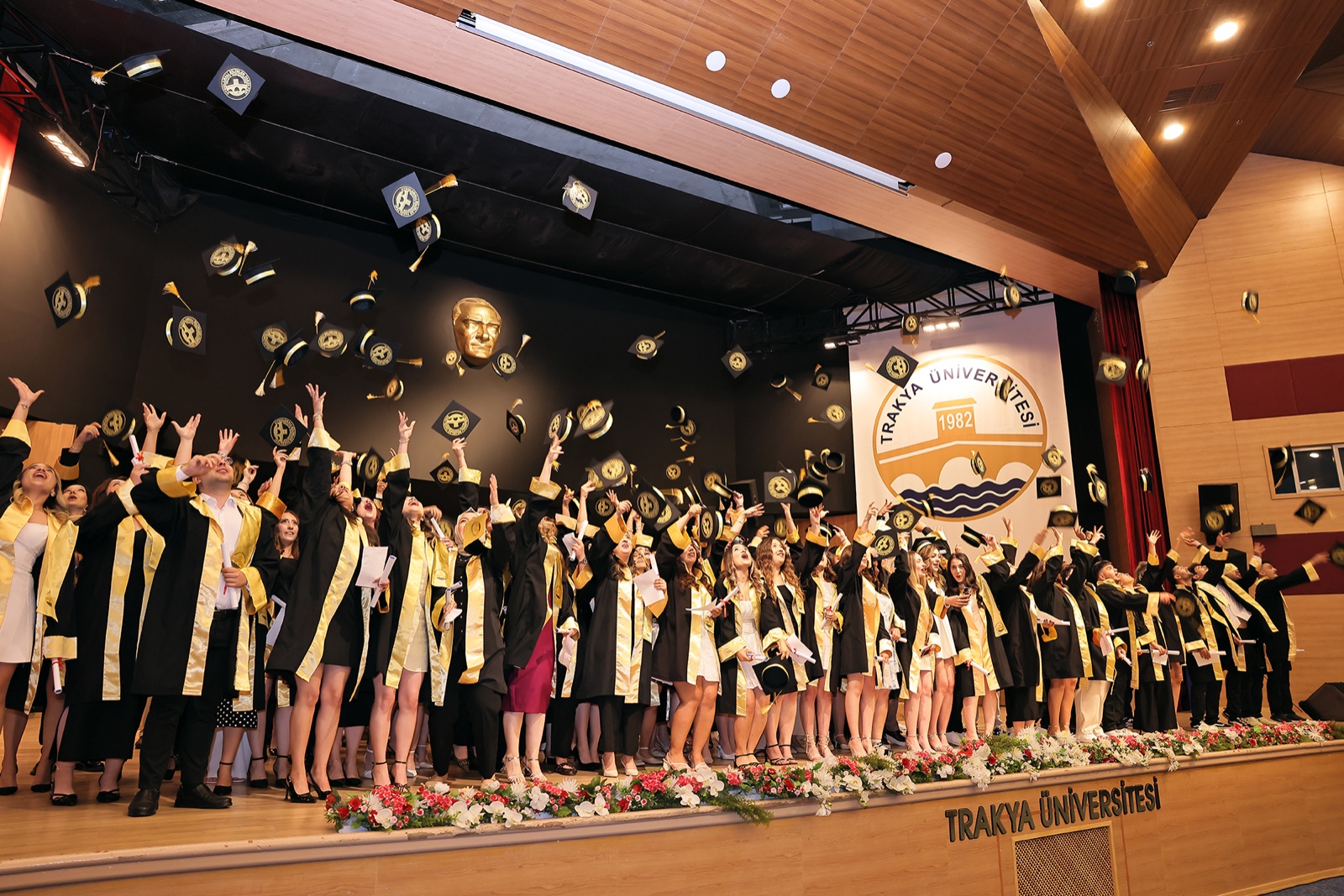 TRAKYA ÜNİVERSİTESİ UYGULAMALI BİLİMLER FAKÜLTESİNDE MEZUNİYET HEYECANI