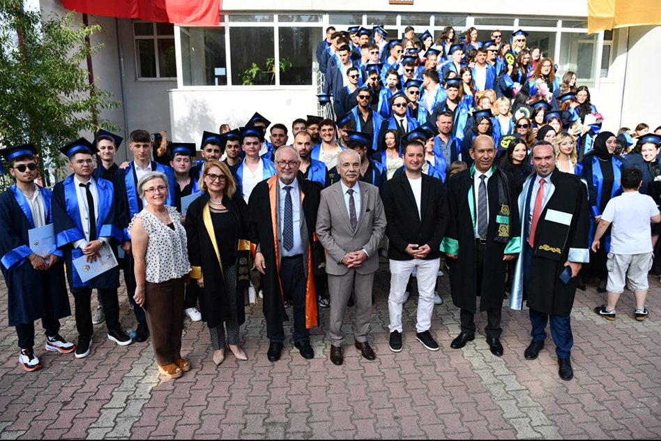 KEŞAN MESLEK YÜKSEKOKULU MEZUNLARINI BÜYÜK BİR COŞKUYLA UĞURLADI