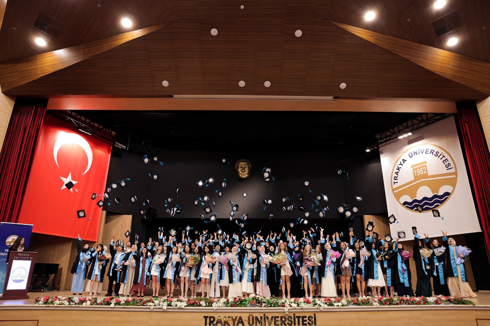 KEŞAN HAKKI YÖRÜK SAĞLIK YÜKSEKOKULUNDA MEZUNİYET SEVİNCİ