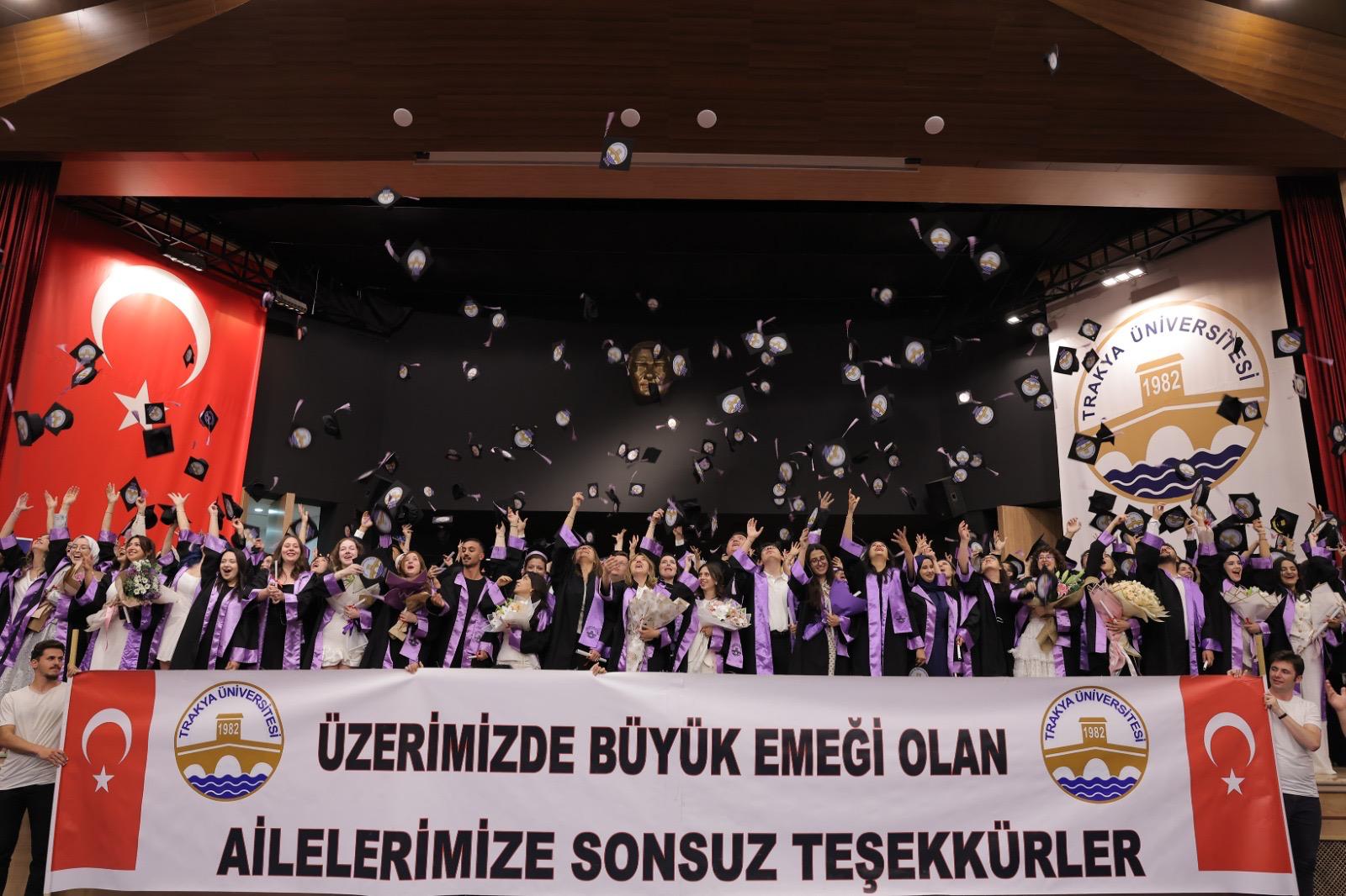 TRAKYA ÜNİVERSİTESİ EĞİTİM FAKÜLTESİNDE MEZUNİYET COŞKUSU