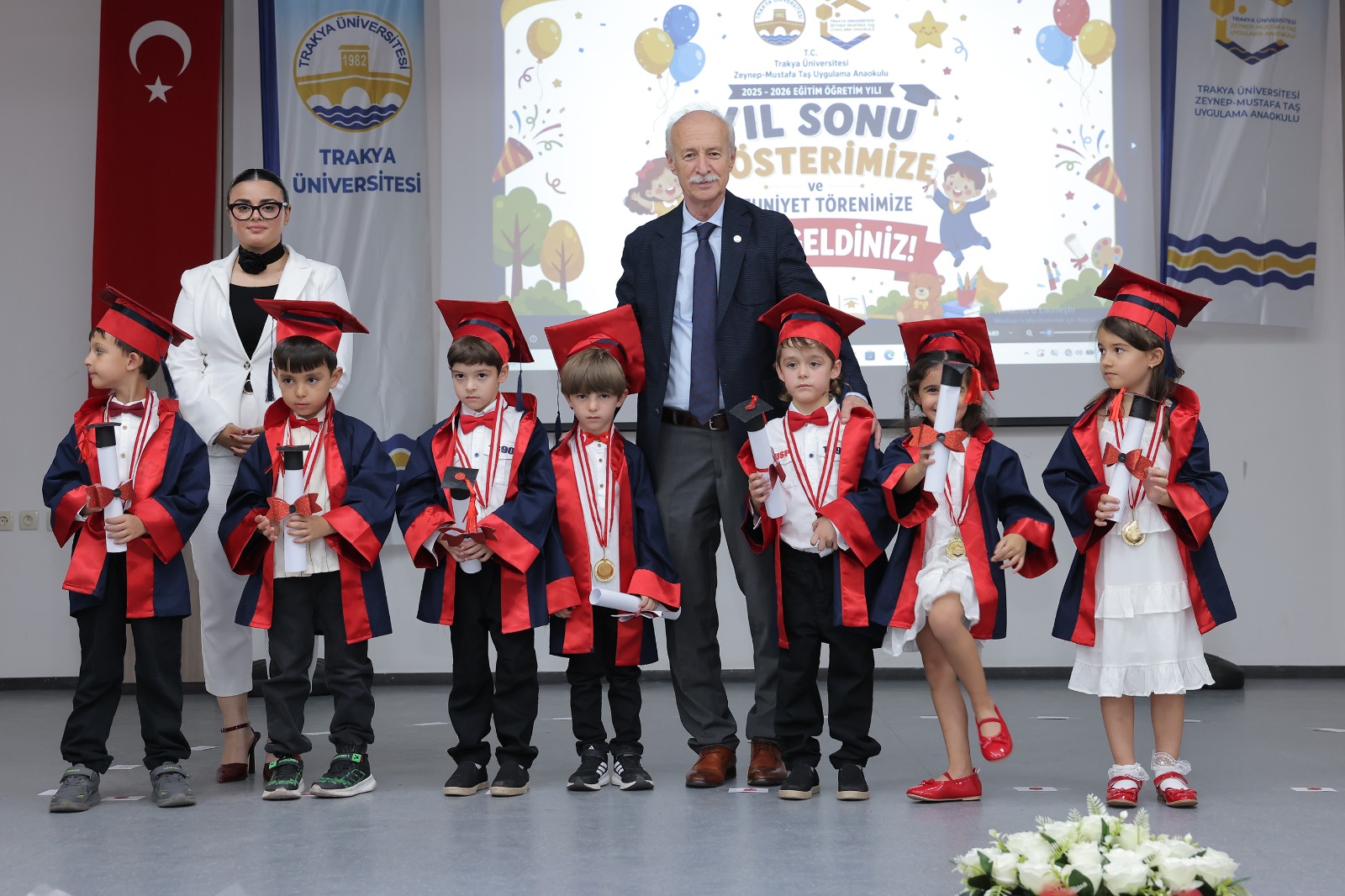 TRAKYA ÜNİVERSİTESİ ZEYNEP-MUSTAFA TAŞ UYGULAMA ANAOKULUNDA MEZUNİYET COŞKUSU