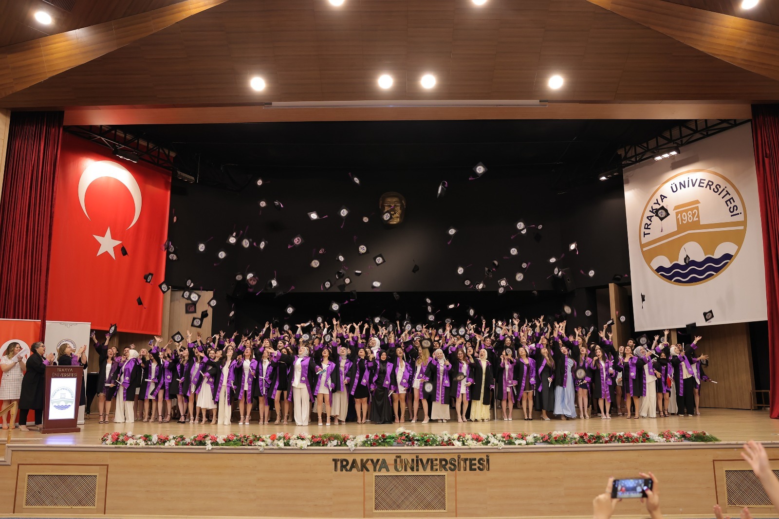 TRAKYA ÜNİVERSİTESİ SAĞLIK BİLİMLERİ FAKÜLTESİNDE MEZUNİYET COŞKUSU