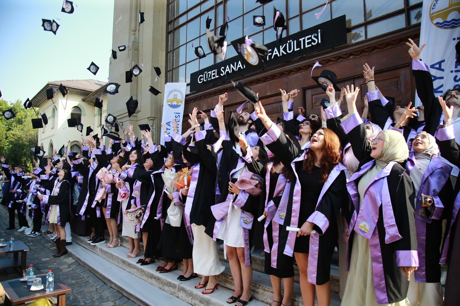 TRAKYA ÜNİVERSİTESİ GÜZEL SANATLAR FAKÜLTESİNDE MEZUNİYET COŞKUSU