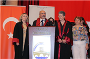 TRAKYA ÜNİVERSİTESİ TIP FAKÜLTESİNDE MEZUNİYET SEVİNCİ