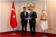 ÇİN HALK CUMHURİYETİ İSTANBUL BAŞKONSOLOSU WEI XIAODONG’DAN REKTÖR PROF. DR. MUSTAFA HATİPLER’E ZİYARET