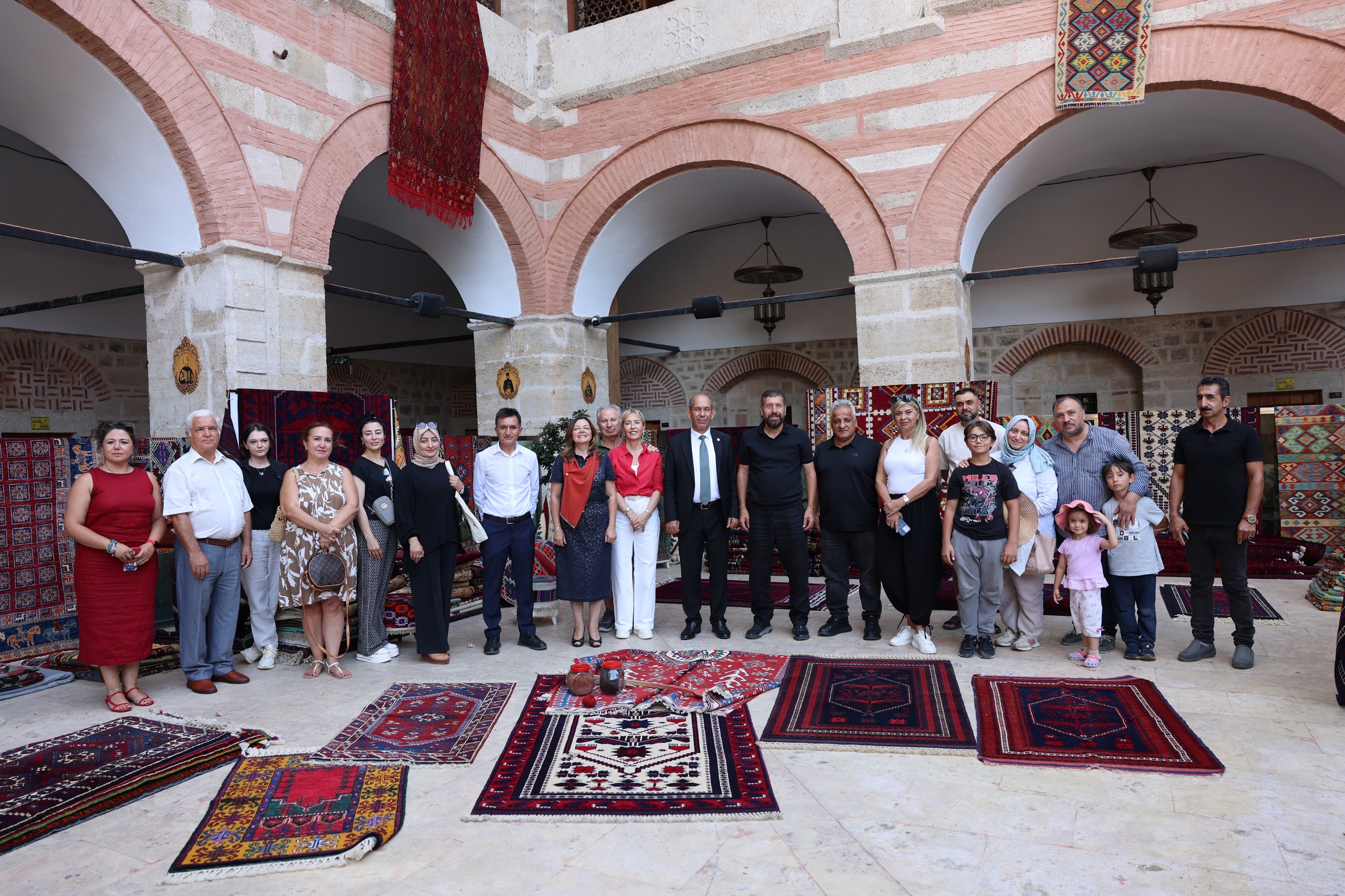 TRAKYA ÜNİVERSİTESİNİN YENİDEN HAYAT VERDİĞİ EDİRNE KIRMIZISI, YAĞCIBEDİR HALISI İLE BULUŞTU