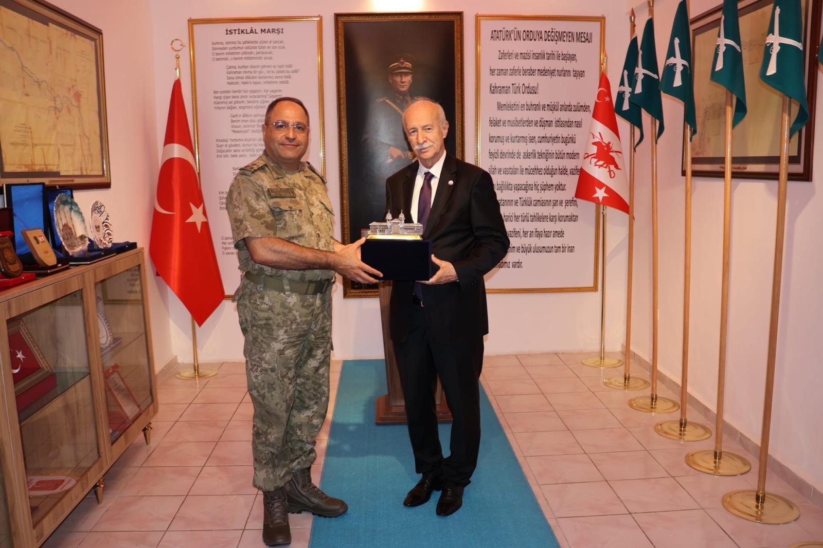 TRAKYA ÜNİVERSİTESİ YÖNETİMİNDEN 9. HUDUT TUGAY KOMUTANI TUĞGENERAL HARUN AYDOĞDU’YA ZİYARET