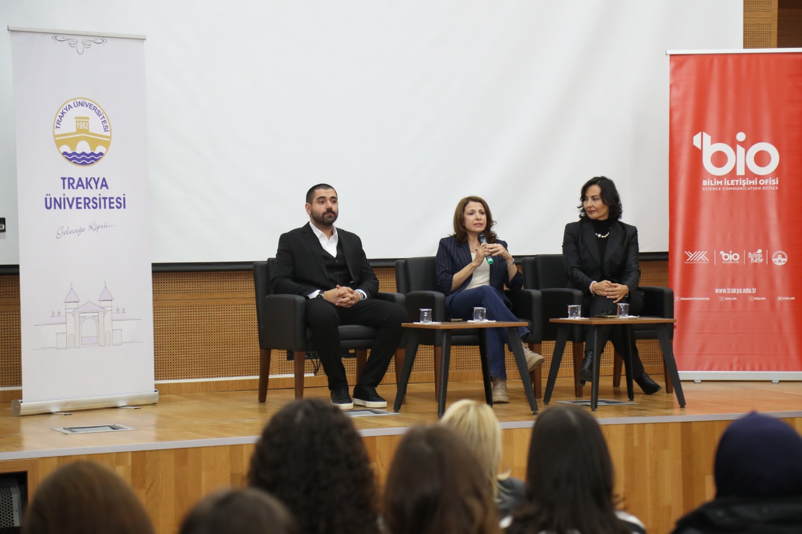 TRAKYA ÜNİVERSİTESİ BİLİM KAFE'DE MEME KANSERİ FARKINDALIĞINA DİKKAT ÇEKİLDİ