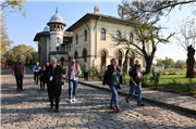 ULUSLARARASI BALKAN RESSAMLARI EDİRNE SANAT BULUŞMASI KAPSAMINDA SANATÇI HEYETİ KARAAĞAÇ YERLEŞKESİ VE SAĞLIK MÜZESİ’Nİ ZİYARET ETTİ