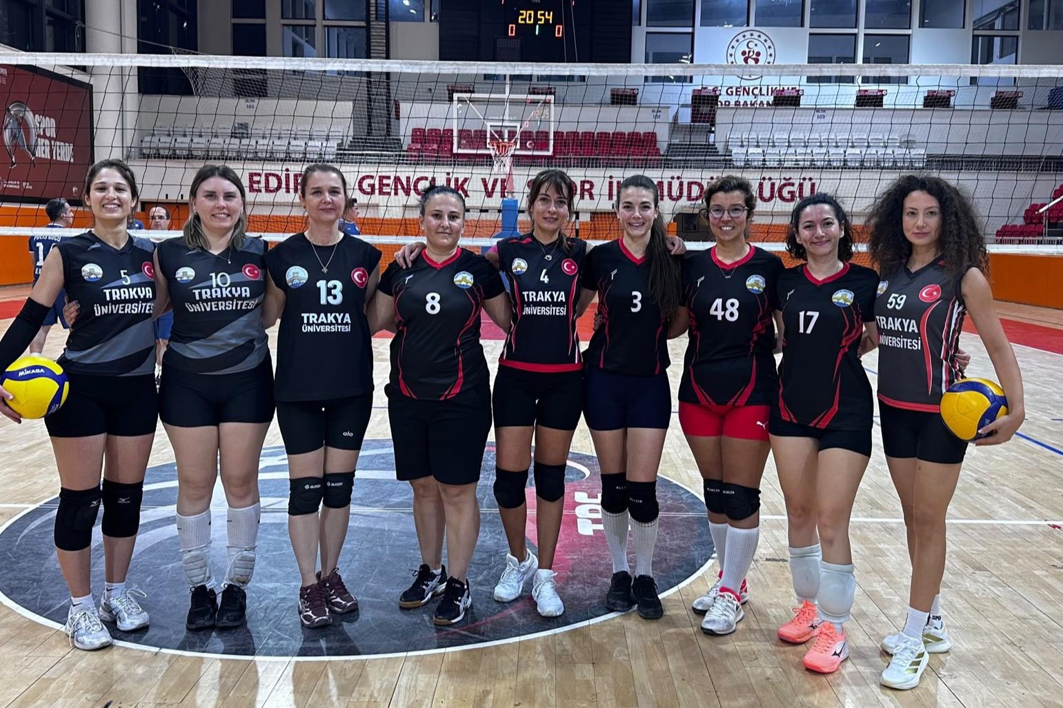 TRAKYA ÜNİVERSİTESİ KADIN VOLEYBOL TAKIMI 4. KAMU SPOR OYUNLARI’NDA EDİRNE ŞAMPİYONU OLARAK BÖLGE FİNALLERİNE YÜKSELDİ