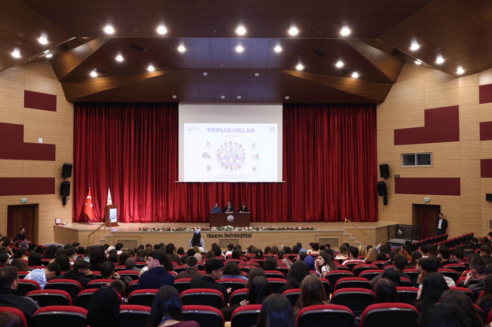 TRAKYA ÜNİVERSİTESİNDE “TOPLULUKLAR BULUŞUYOR” DEĞERLENDİRME TOPLANTISI GERÇEKLEŞTİRİLDİ