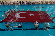 TRAKYA ÜNİVERSİTESİ ÖĞRENCİLERİ 29 EKİM CUMHURİYET BAYRAMI’NI HAVUZDA TÜRK BAYRAĞI AÇARAK KUTLADI