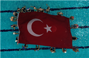 TRAKYA ÜNİVERSİTESİ ÖĞRENCİLERİ 29 EKİM CUMHURİYET BAYRAMI’NI HAVUZDA TÜRK BAYRAĞI AÇARAK KUTLADI