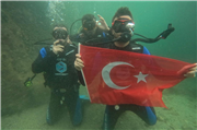 TRAKYA ÜNİVERSİTESİ SUALTI TOPLULUĞUNDAN CUMHURİYET’E SAYGI DALIŞI