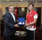 İLK KADIN DÜNYA GÜREŞ ŞAMPİYONU ÖĞRENCİMİZDEN ZİYARET