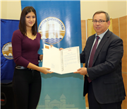 ÜNİVERSİTEMİZ FAKÜLTELERİNE BİRİNCİ SIRADAN YERLEŞEN ÖĞRENCİLERİMİZE KUTLAMA BELGELERİ VERİLDİ
