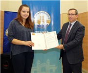 ÜNİVERSİTEMİZ FAKÜLTELERİNE BİRİNCİ SIRADAN YERLEŞEN ÖĞRENCİLERİMİZE KUTLAMA BELGELERİ VERİLDİ