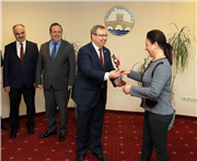 REKTÖR PROF. DR. ERHAN TABAKOĞLU’NDAN, TRAKYA ÜNİVERSİTESİ’NİN KADIN ÇALIŞANLARINA KARANFİL