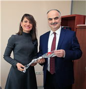 REKTÖR PROF. DR. ERHAN TABAKOĞLU’NDAN, TRAKYA ÜNİVERSİTESİ’NİN KADIN ÇALIŞANLARINA KARANFİL