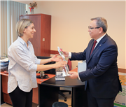 REKTÖR PROF. DR. ERHAN TABAKOĞLU’NDAN, TRAKYA ÜNİVERSİTESİ’NİN KADIN ÇALIŞANLARINA KARANFİL