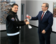 REKTÖR PROF. DR. ERHAN TABAKOĞLU’NDAN, TRAKYA ÜNİVERSİTESİ’NİN KADIN ÇALIŞANLARINA KARANFİL