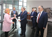REKTÖR PROF. DR. ERHAN TABAKOĞLU’NDAN, TRAKYA ÜNİVERSİTESİ’NİN KADIN ÇALIŞANLARINA KARANFİL