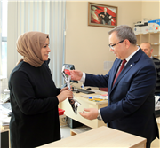 REKTÖR PROF. DR. ERHAN TABAKOĞLU’NDAN, TRAKYA ÜNİVERSİTESİ’NİN KADIN ÇALIŞANLARINA KARANFİL