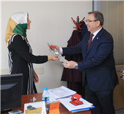 REKTÖR PROF. DR. ERHAN TABAKOĞLU’NDAN, TRAKYA ÜNİVERSİTESİ’NİN KADIN ÇALIŞANLARINA KARANFİL