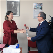 REKTÖR PROF. DR. ERHAN TABAKOĞLU’NDAN, TRAKYA ÜNİVERSİTESİ’NİN KADIN ÇALIŞANLARINA KARANFİL