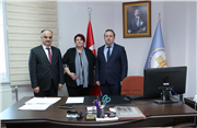 TRAKYA ÜNİVERSİTESİ YÖNETİMİNDEN, EDEBİYAT FAKÜLTESİ DEKANLIĞINA ATANAN PROF. DR. MÜBERRA GÜRGENDERELİ’YE ZİYARET