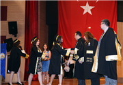 İKTİSADİ VE İDARİ BİLİMLER FAKÜLTESİ’NDE MEZUNİYET SEVİNCİ