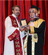 İKTİSADİ VE İDARİ BİLİMLER FAKÜLTESİ’NDE MEZUNİYET SEVİNCİ