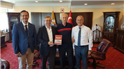 DOÇ. DR. MUSTAFA HATİPLER, REKTÖR PROF. DR. ERHAN TABAKOĞLU’NA YENİ KİTABINI TAKDİM ETTİ