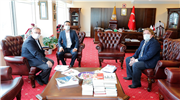 ÖĞR. GÖR. DR. YENER TÜREN KİTABINI REKTÖR PROF. DR. ERHAN TABAKOĞLU’NA TAKDİM ETTİ