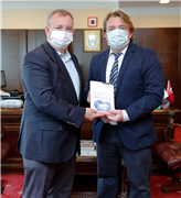 ÖĞR. GÖR. DR. YENER TÜREN KİTABINI REKTÖR PROF. DR. ERHAN TABAKOĞLU’NA TAKDİM ETTİ
