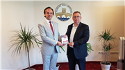 ÖĞR. GÖR. DR. ÖZDEMİR AKBAL KİTABINI REKTÖR PROF. DR. ERHAN TABAKOĞLU’NA TAKDİM ETTİ